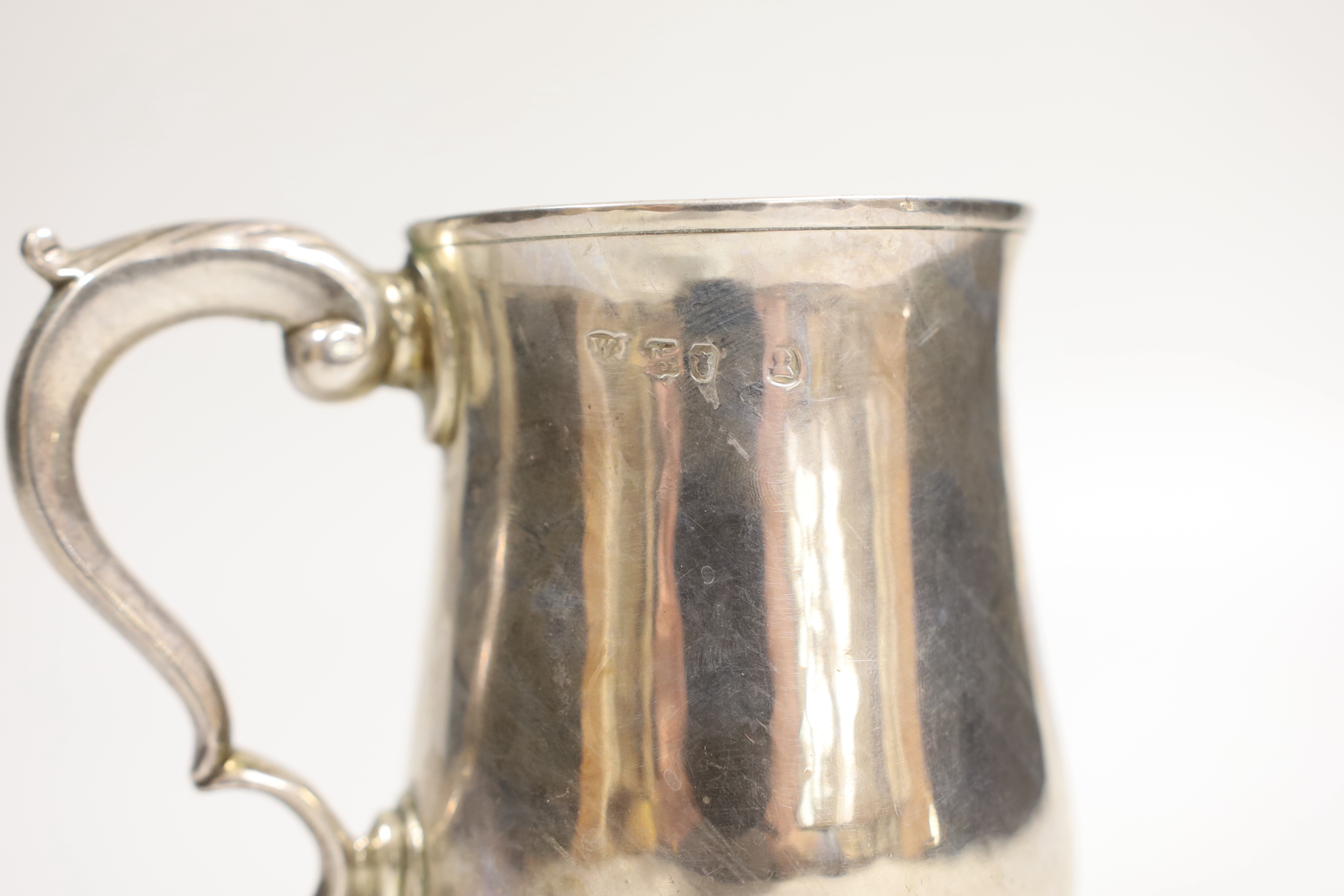 A late George III silver tankard, London 1820 by William Bateman, with later presentation inscription to the base, height, 12.1cm, 9.5oz.